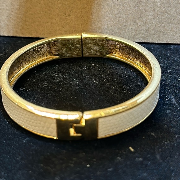 Source Unknown Jewelry - Clic Bracelet White leather and gold bangle